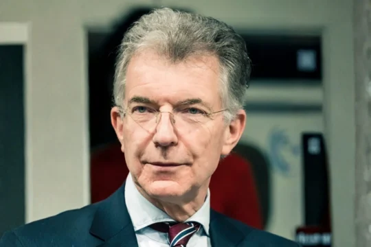 Von Michael Kuhlmann - https://commons.wikimedia.org/wiki/File:MSC_Chairman_Christoph_Heusgen_at_the_59th_MSC,_2023-02-16.jpg, CC BY-SA 3.0, https://commons.wikimedia.org/w/index.php?curid=162629295 – mit KI erweitert