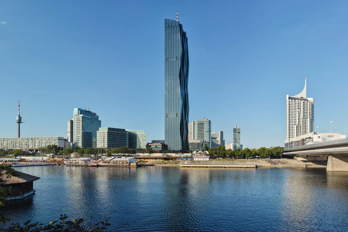 Panik oder Übung? Gigantische Evakuierung im Wiener DC Tower!