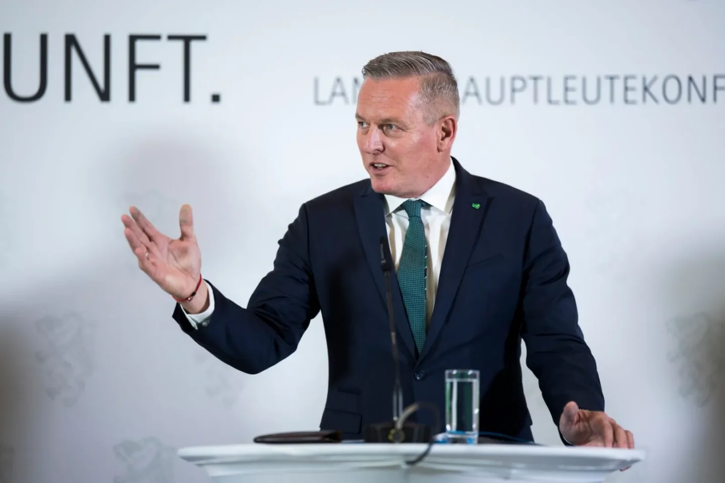 Regieren kostet: Ampel im Keller, Kickl im Plus, Kunasek auf dem Thron