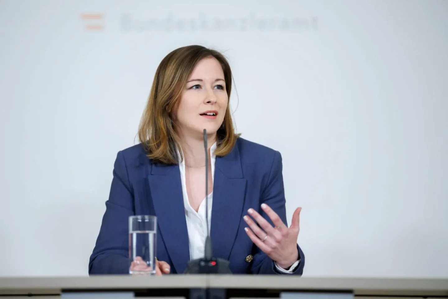 Kopftuchverbot: Integrationsministerin Bauer geht scharf gegen IGGÖ vor