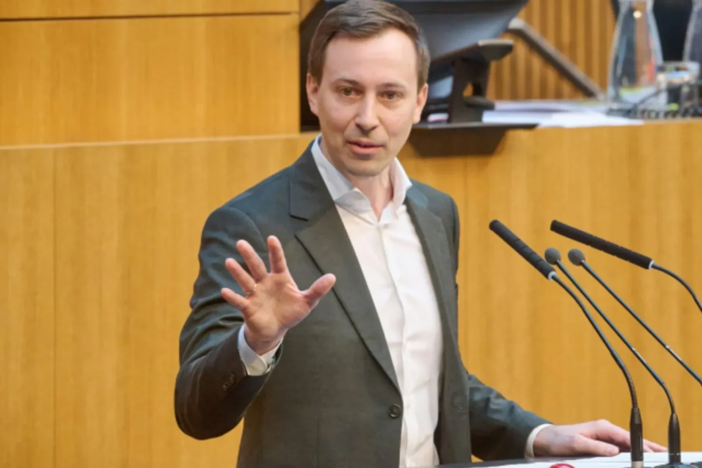 „Wo war die Airbert One, als Kickl Innenminister war?“ — ÖVP greift FPÖ von zwei Seiten an