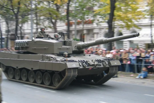 Von Pappenheim - own work by Pappenheim from de.wikipediahttp://de.wikipedia.org/wiki/Datei:Leopard_2_bei_Parade_2005.jpg (german Wikipedia), Gemeinfrei, https://commons.wikimedia.org/w/index.php?curid=8574171