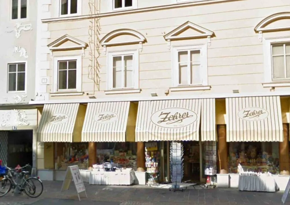 Schmiererei wird zum Marketingtool: Klagenfurter Konditor kontert mit „Linksextremer Edition“