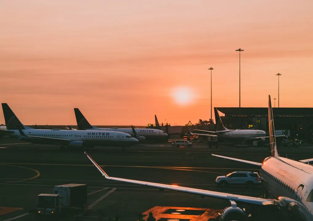 Streit um Sitzplatz eskaliert: Fluggast schlägt Flugbegleiterin ins Gesicht – wegen Scharia