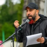 Credits: Stefan Müller (climate stuff, 1.5 Mio views) from Germany - Ferat Koçak, Genug ist genug, spricht auf der Eröffnung der Herbstrebellion, CC BY 2.0, https://commons.wikimedia.org/w/index.php?curid=123190495