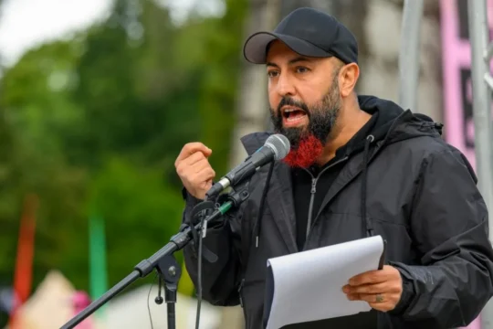 Credits: Stefan Müller (climate stuff, 1.5 Mio views) from Germany - Ferat Koçak, Genug ist genug, spricht auf der Eröffnung der Herbstrebellion, CC BY 2.0, https://commons.wikimedia.org/w/index.php?curid=123190495