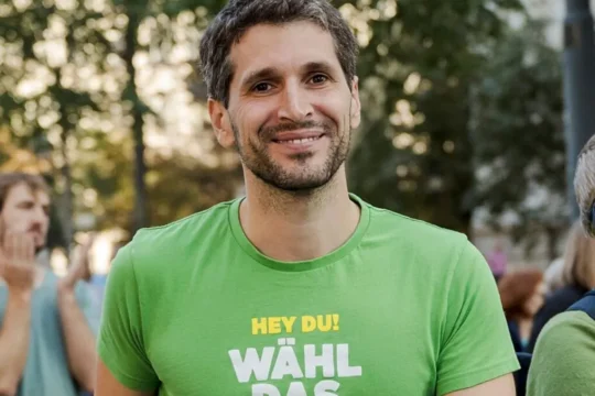 Credits: Die Grünen from Vienna, Austria - Weltweiter Klimastreik am 20.9.2024, CC0, https://commons.wikimedia.org/w/index.php?curid=152924466